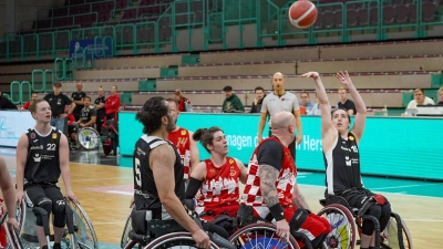 Mary Silberman (beim Wurf) war die überragende Bayreuther Akteurin bei der Partie gegen die DONECK Dolphins Trier. (Foto: sd)