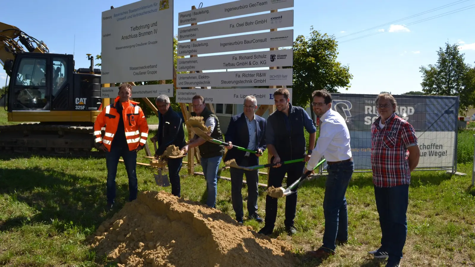 Zum Spatenstich für die Wasserverbundleitung Creußen trafen sich Bürgermeister Martin Dannhäußer (Mitte) und die Vertreter von Firmen, Ingenieurbüros und Behörden.  (Foto: uf)
