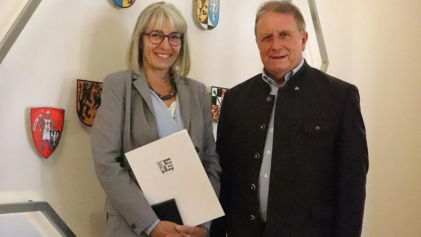 Cornelia Gumpert aus Bayreuth feiert 40-jähriges Dienstjubiläum (Foto: Bezirk Oberfranken)