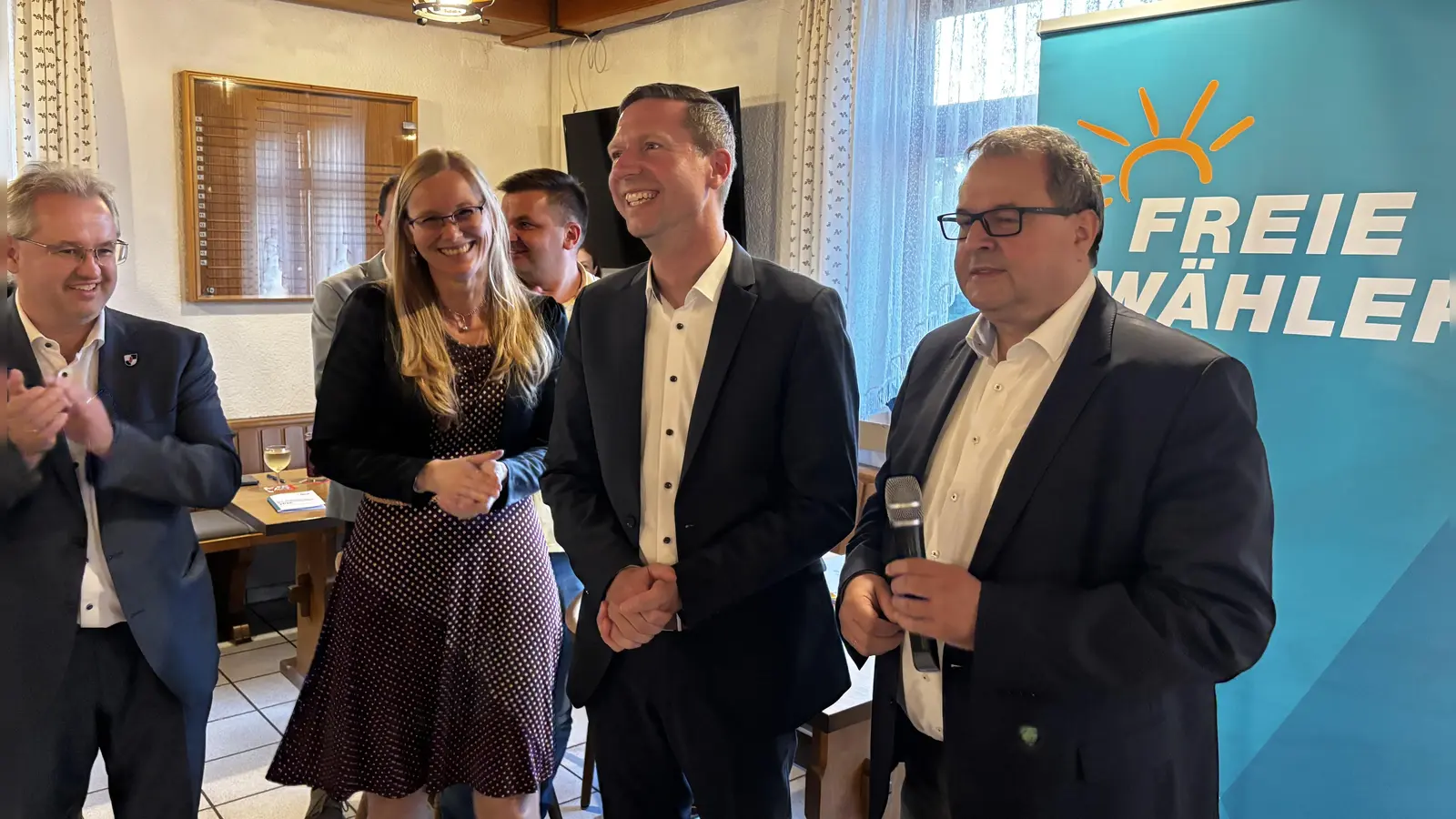 Freude und Erleichterung: Wahlleiter Peter Meyer, Florian Wiedemann, Partnerin Sandra Meister und FWG-Kreisvorsitzender Martin Dannhäußer (von rechts) nach der Wahl.  (Foto: uf)