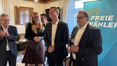Freude und Erleichterung: Wahlleiter Peter Meyer, Florian Wiedemann, Partnerin Sandra Meister und FWG-Kreisvorsitzender Martin Dannhäußer (von rechts) nach der Wahl.  (Foto: uf)