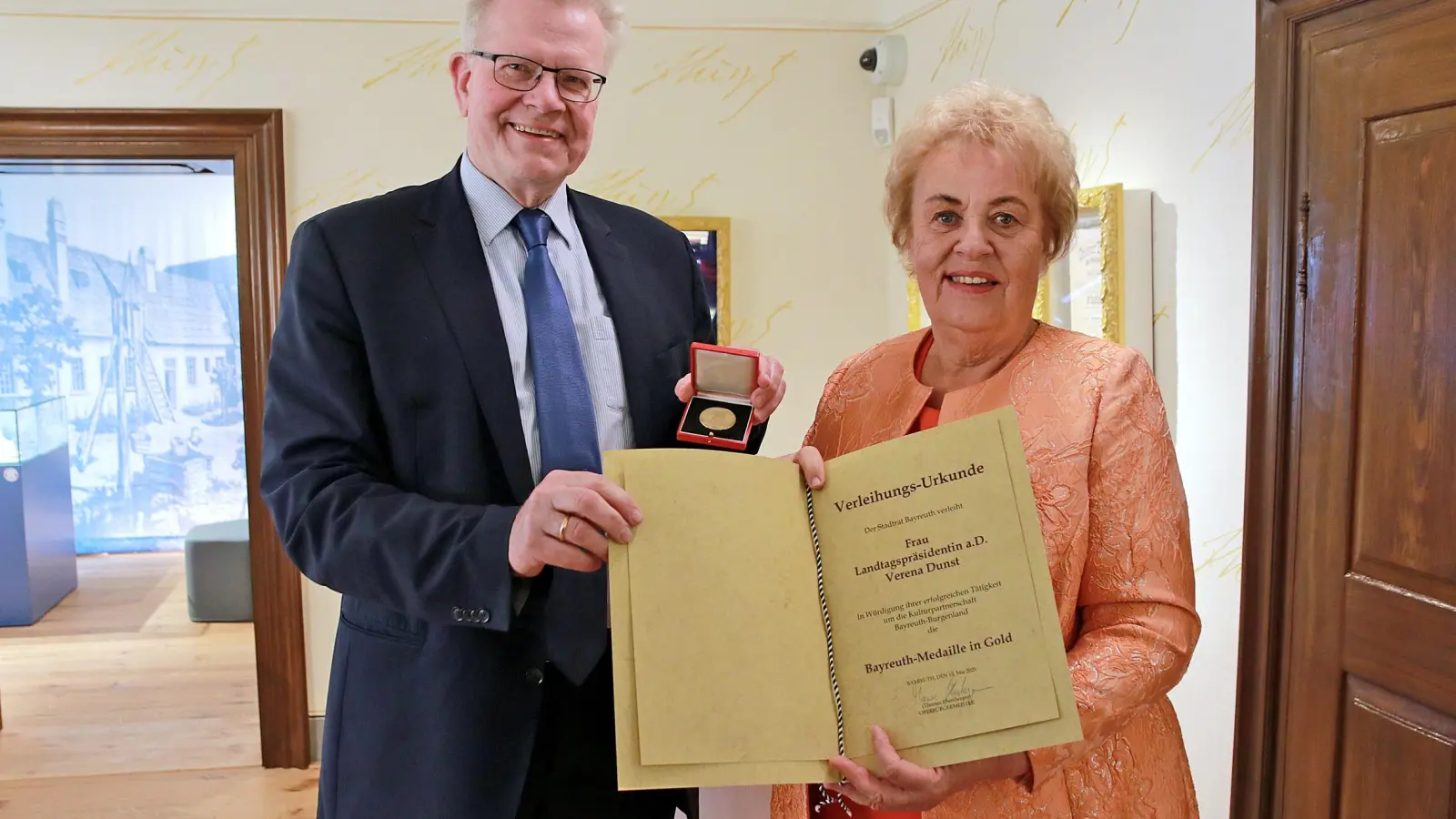 Oberbürgermeister Thomas Ebersberger verleiht Landtagspräsidentin a. D. Verena Dunst die Bayreuth Medaille in Gold. (Foto: Amt der Burgenländischen Landesregierung)