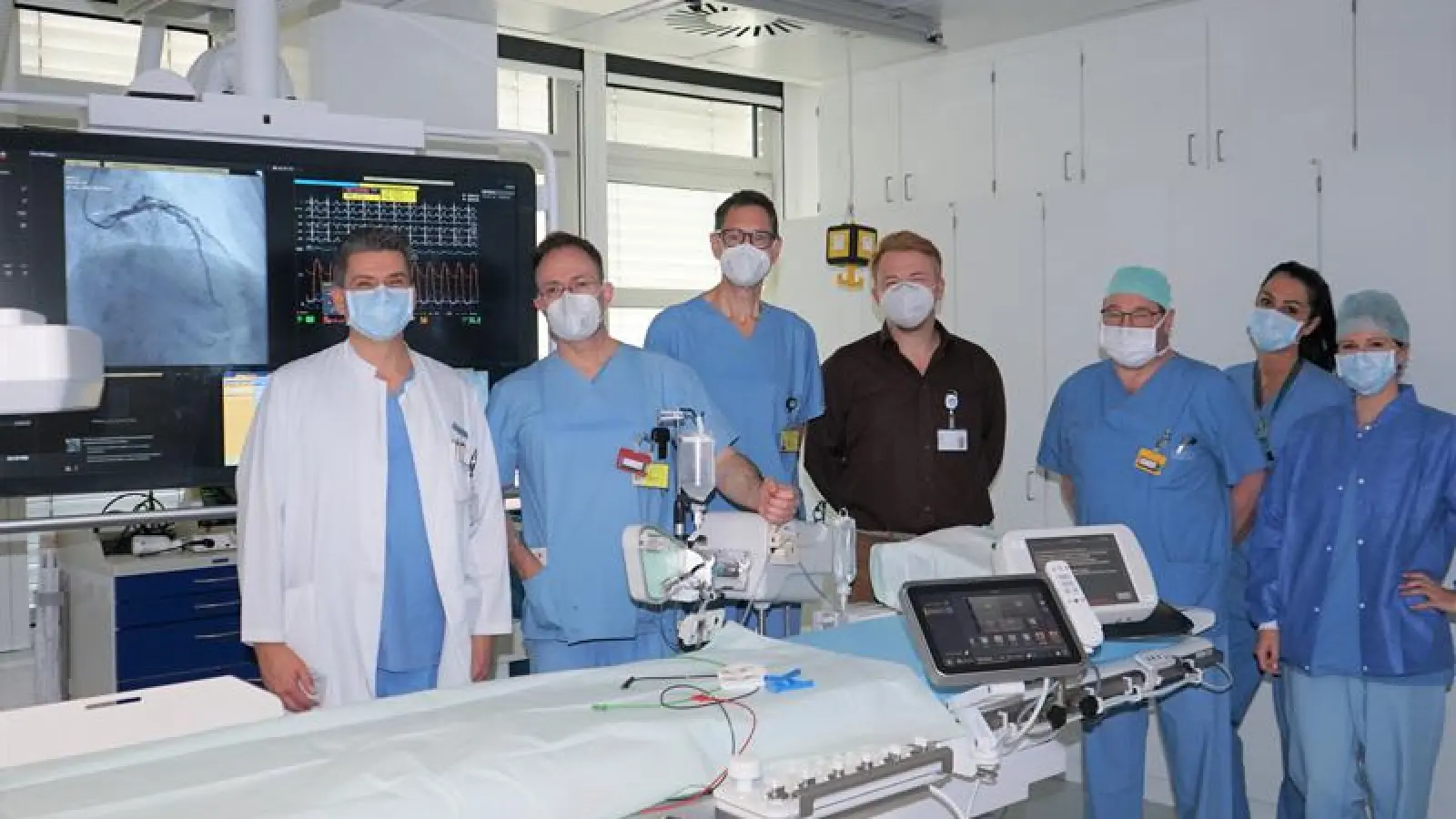 Etwa 3.000 Patientinnen und Patienten behandelt das Team der Klinik für Kardiologie um Prof. Dr. Christian Stumpf (links) jährlich in den insgesamt drei Herzkatheterlaboren am Klinikum. (Foto: inBayreuth.de)