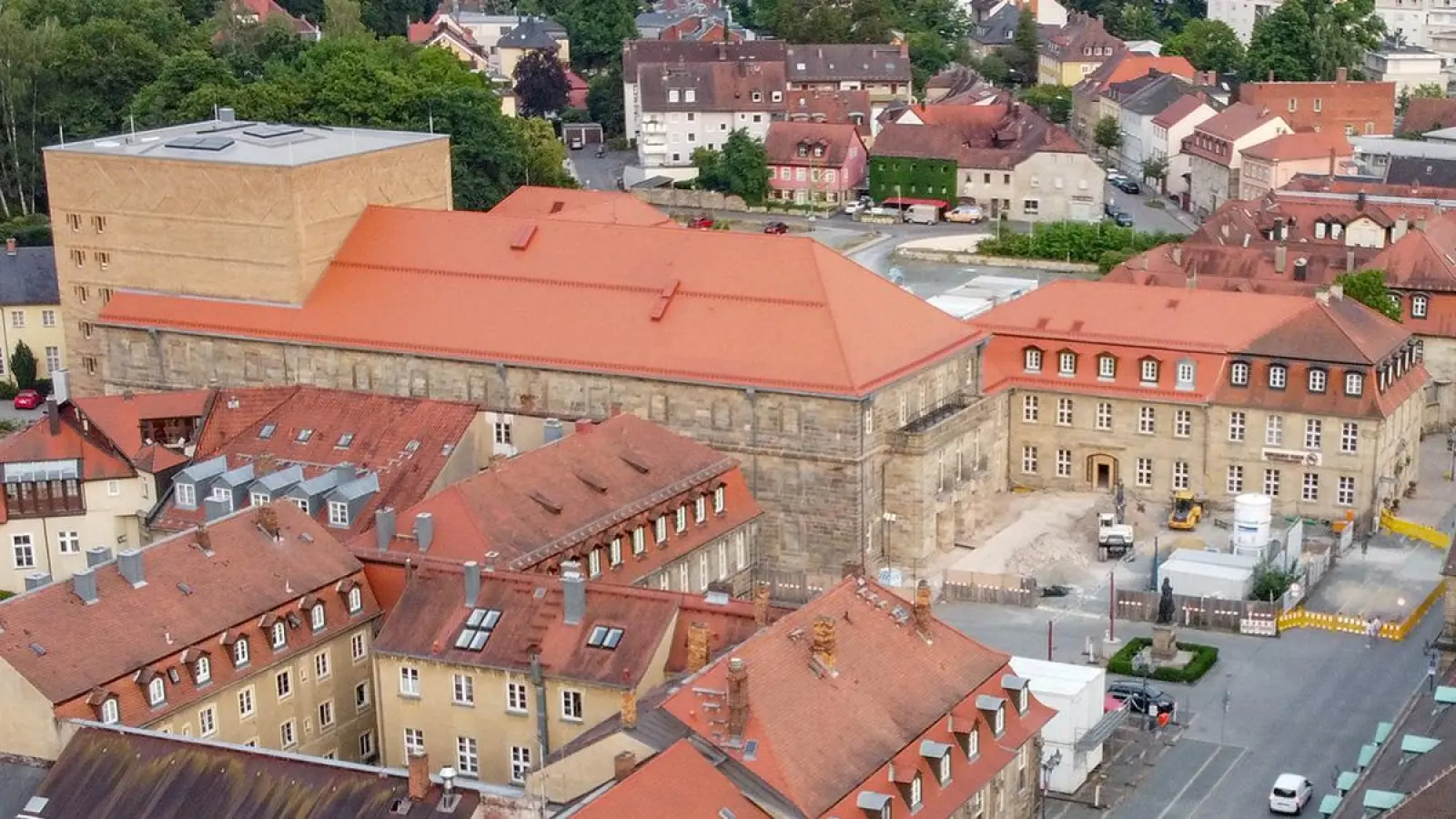 Das Friedrichsforum, die frühere Stadthalle, kann nicht wie geplant im April 2024 übergeben werden. (Foto: Stefan Dörfler)