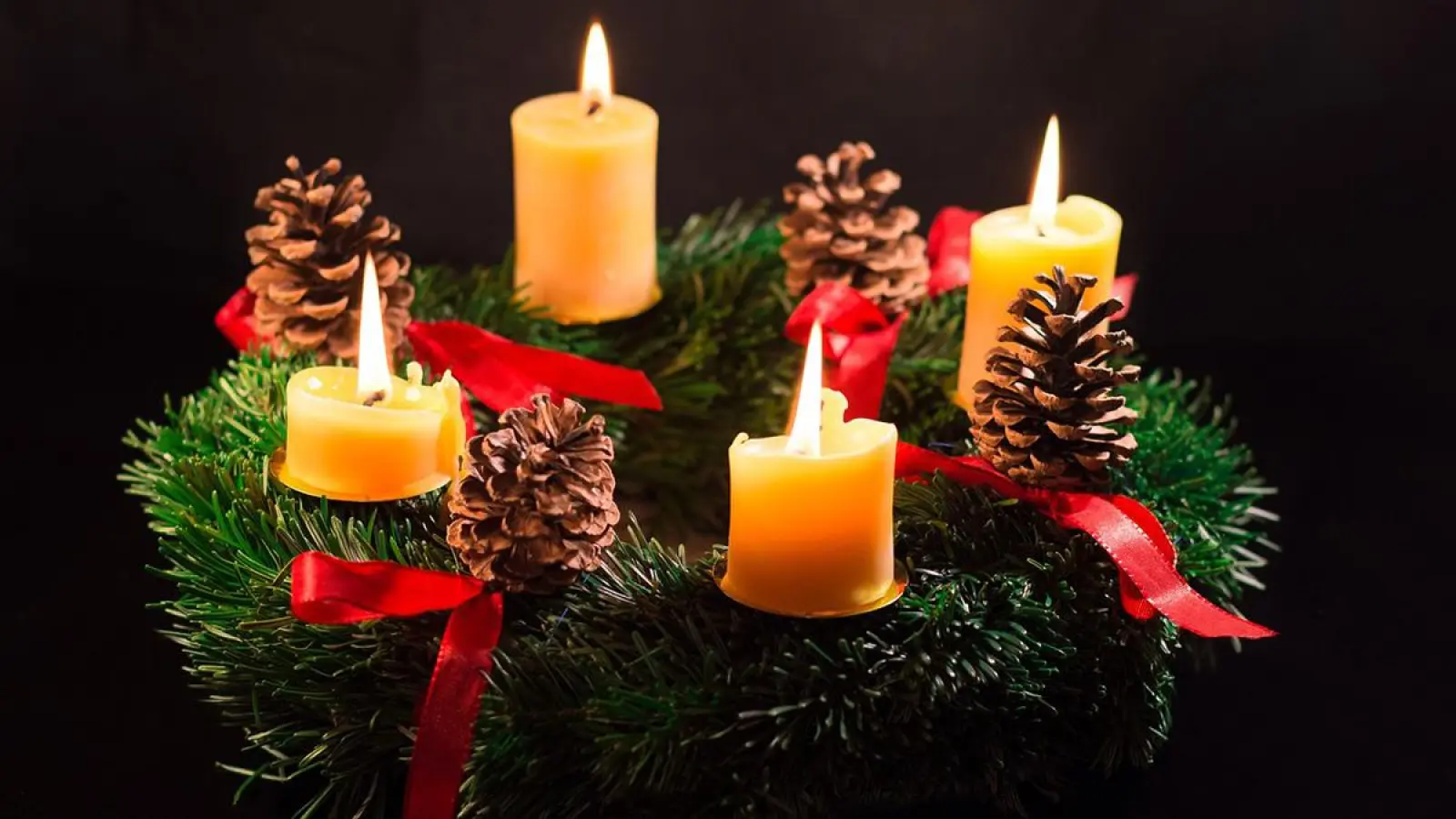 Ein Adventskranz: Grünzeug und andere Materialien sollten getrennt entsorgt werden. (Foto: pixabay/TheoCrazzolara)