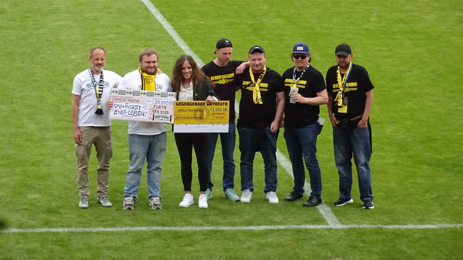 Vor dem letzten Saison-Heimspiel gegen Ansbach übergaben die Altstadt-Fans der Gegengerade 12.000 Euro und die befreundeten Fans der SpVgg Greuther Fürth gar 20.000 Euro an SpVgg-Geschäftsführerin Dr. Nicole Kalemba. (Foto: Wolfgang Munzert)