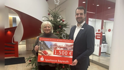 Vereinsvorsitzende Gabriele Munzert hat den Scheck von Vorstandsmitglied der Sparkasse Bayreuth, Michael Albert entgegengenommen.  (Foto: jm)