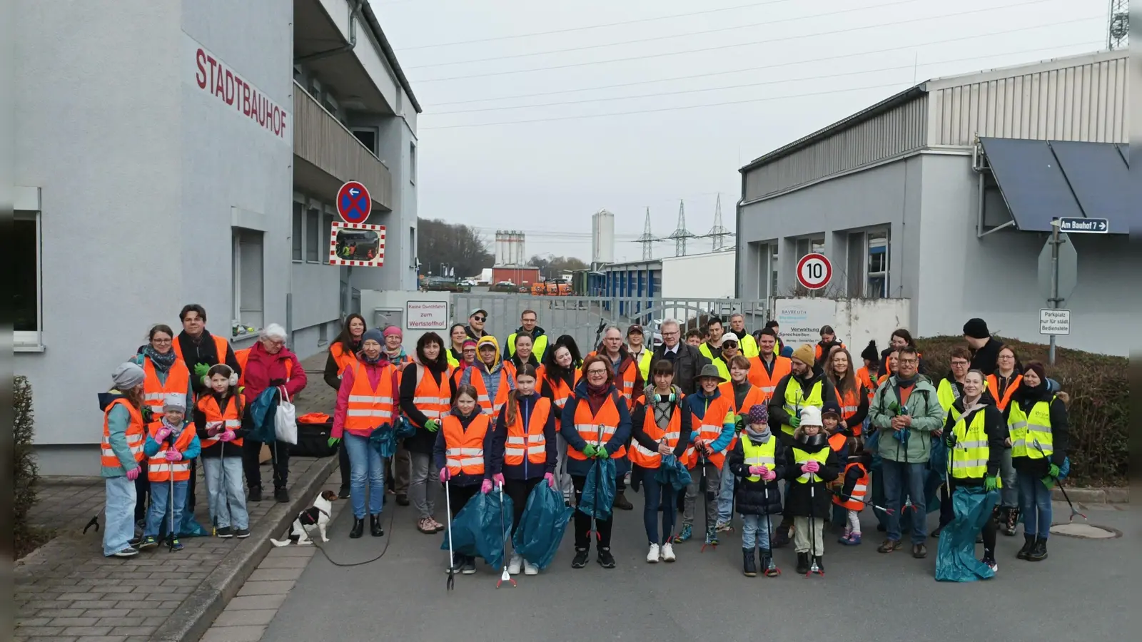 50 fleißige Helferinnen und Helfer beteiligten sich beim Abfallsammeln des Stadtbauhofs Bayreuth. (Foto: Stadt Bayreuth)