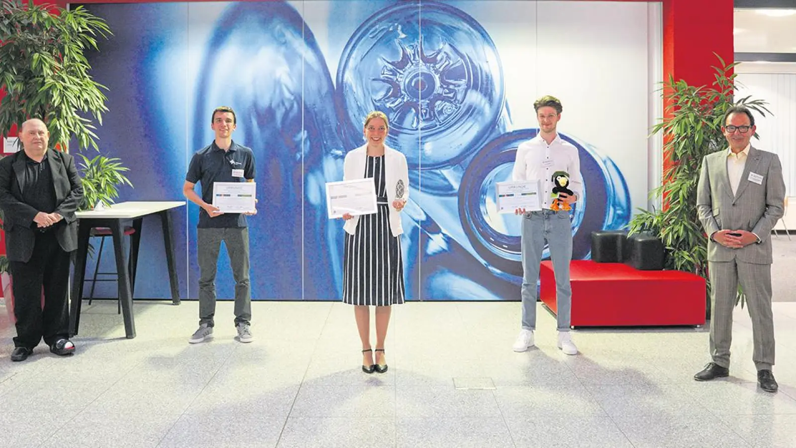 Kathrin Kirchmeier (Mitte) machte mit ihrer Abschlussarbeit das Rennen und wurde mit dem Innovationspreis 2021 ausgezeichnet. (Foto: Stefan Dörfler)