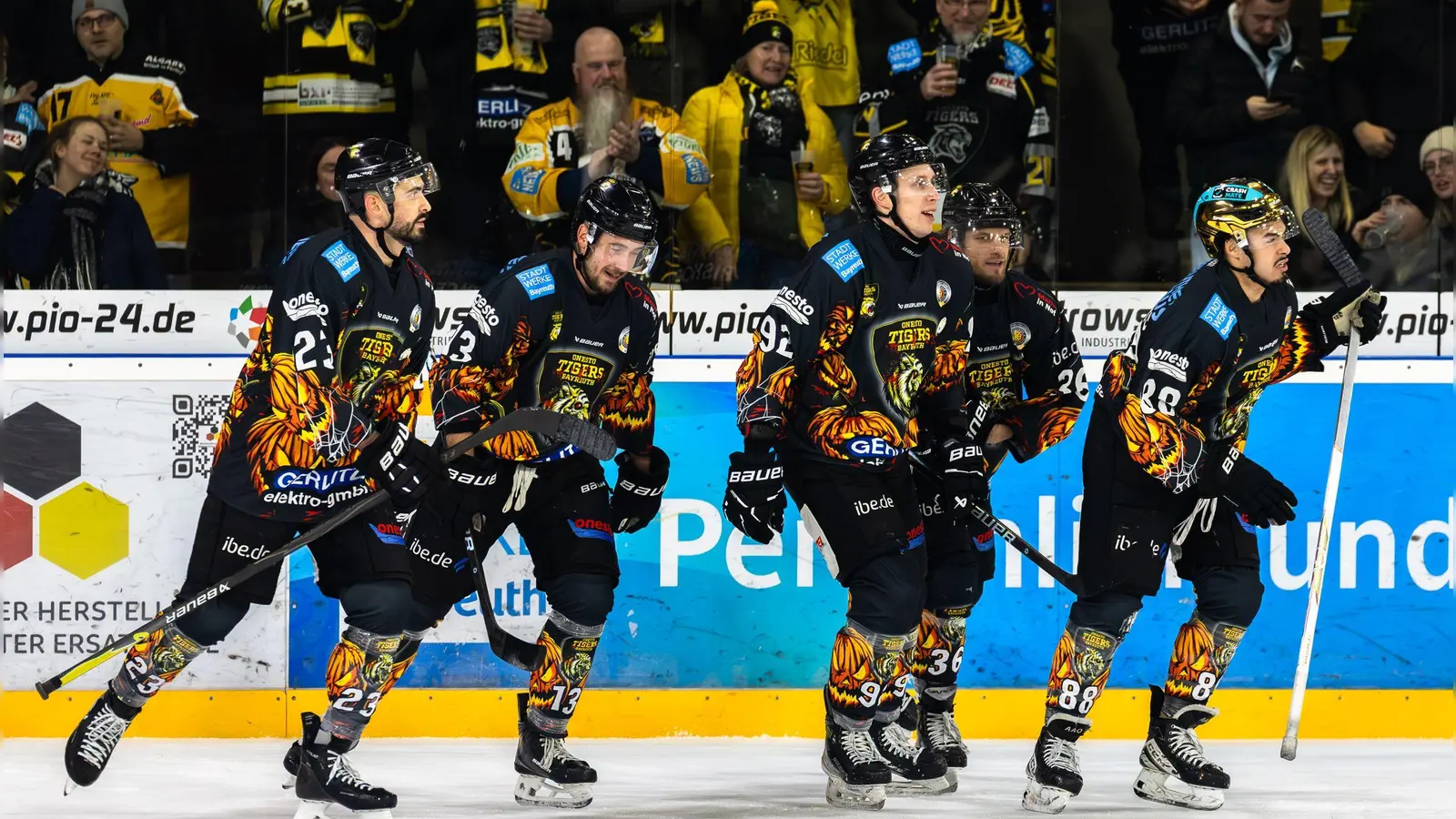 Überraschend viel zu jubeln gab es in der bisherigen Saison in der Oberliga Süd für die onesto Tigers Bayreuth (rechts mit dem goldenen Helm der aktuelle Topscorer des Teams, Kyle Bollers).  (Foto: Archiv/Dirk Ellmer)