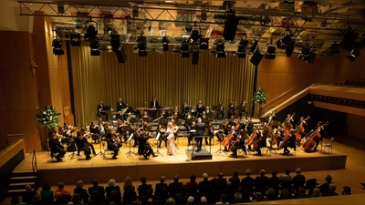 Gewinnerin Hawijch Elders beim Galakonzert des 8. Internationalen Violinwettbewerbs Henri Marteau 2023 (Foto: OLYMPUS DIGITAL CAMERA)