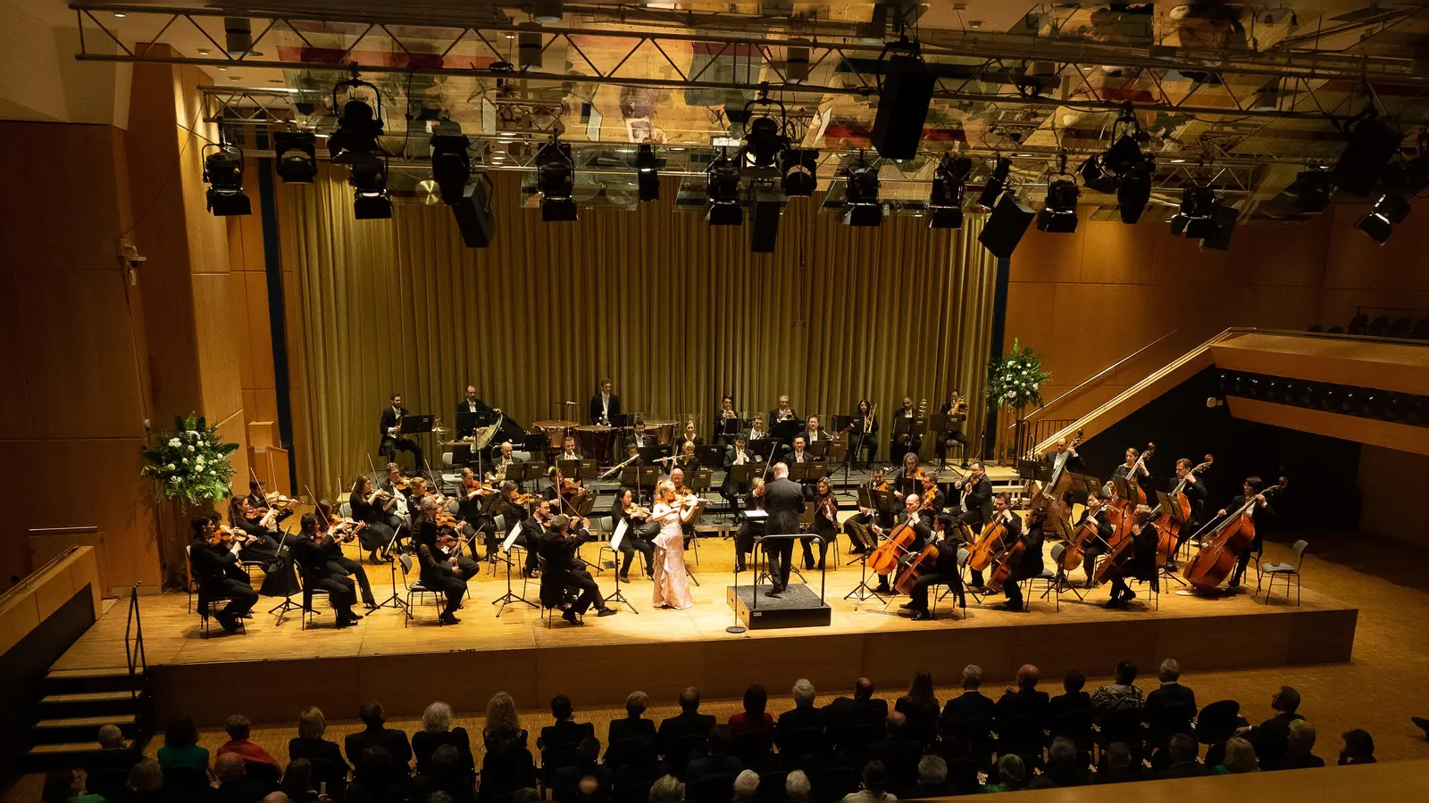 Gewinnerin Hawijch Elders beim Galakonzert des 8. Internationalen Violinwettbewerbs Henri Marteau 2023 (Foto: OLYMPUS DIGITAL CAMERA)