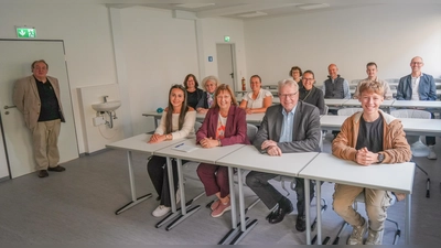 Oberbürgermeister Thomas Ebersberger hat mit Vertretern der Stadtverwaltung ein zweigeschossiges Modulgebäude mit vier Klassenräumen an das Richard-Wagner-Gymnasium übergeben. Darüber freuten sich neben Schulleiterin Ursula Graf (vo. 3. v. re.) auch Vertreter des Elternbeirats sowie Schülerinnen und Schüler des RWG. (Foto: Stadt Bayreuth)