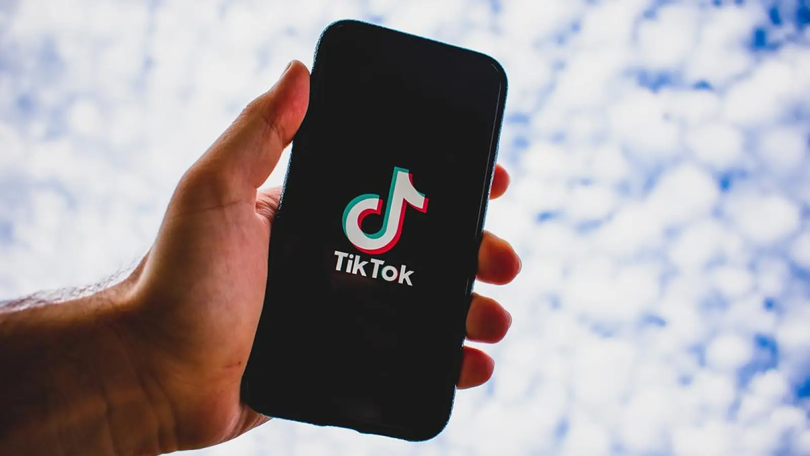 Smartphoe mit TikTok-Logo. (Symbolbild: pixabay/8268513)