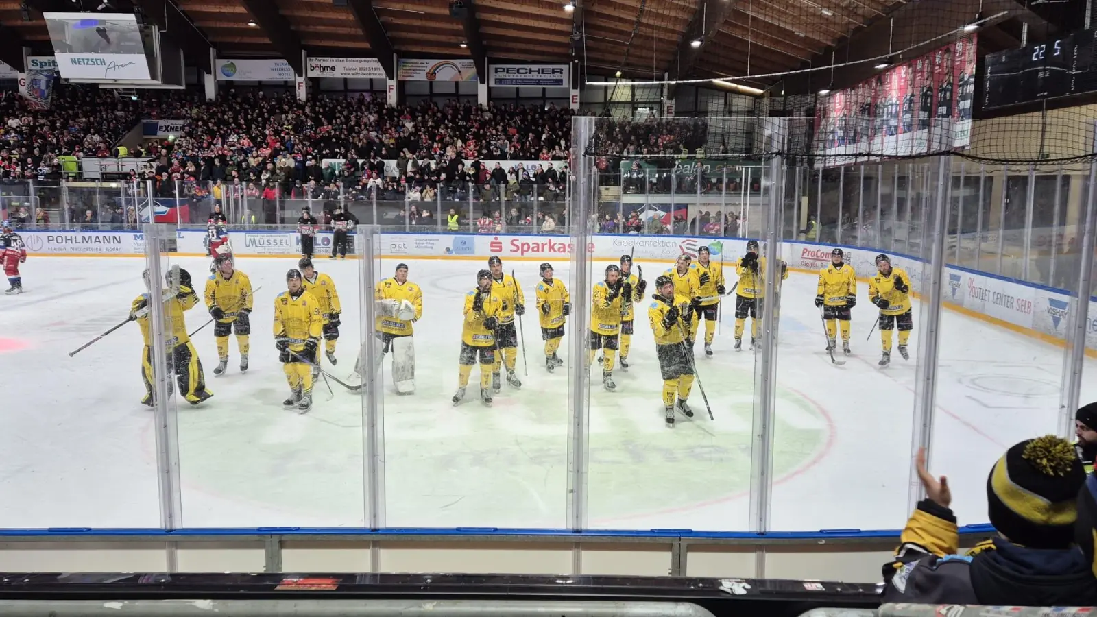 Trotz der Derbyniederlage gab es nach der Partie viel Applaus von den mitgereisten Fans für das Team der onesto Tigers. (Foto: Denise Preiss)