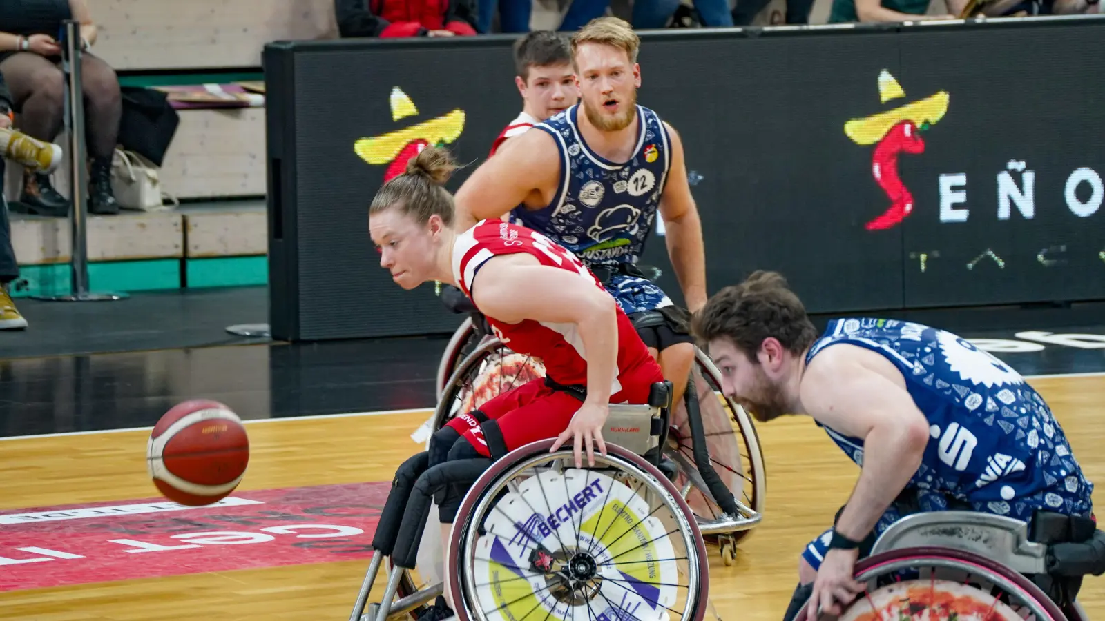 Trotz allem Einsatz, wie hier von Dagmar van Hinte (am Ball), zog der RSV Bayreuth heute Nachmittag gegen den BBC Münsterland den Kürzeren und muss aus der 1. Rollstuhlbasketball-Bundesliga absteigen. (Foto: sd)