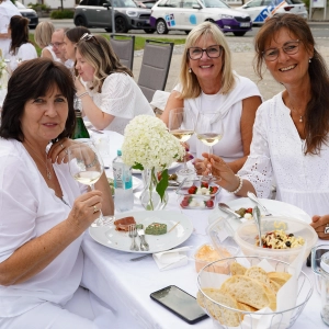 Gemütliche Atmosphäre und alles ganz in weiß: So war das Diner en blanc in Bindlach.  (Foto: sd)