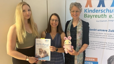 V.l.: Katrin Kürzdörfer, Gesundheitsregion Plus, Judith Dostal, Kinderschutzbund Bayreuth e.V., und Doris Ohnemüller von der AOK Bayern.  (Foto: jm)