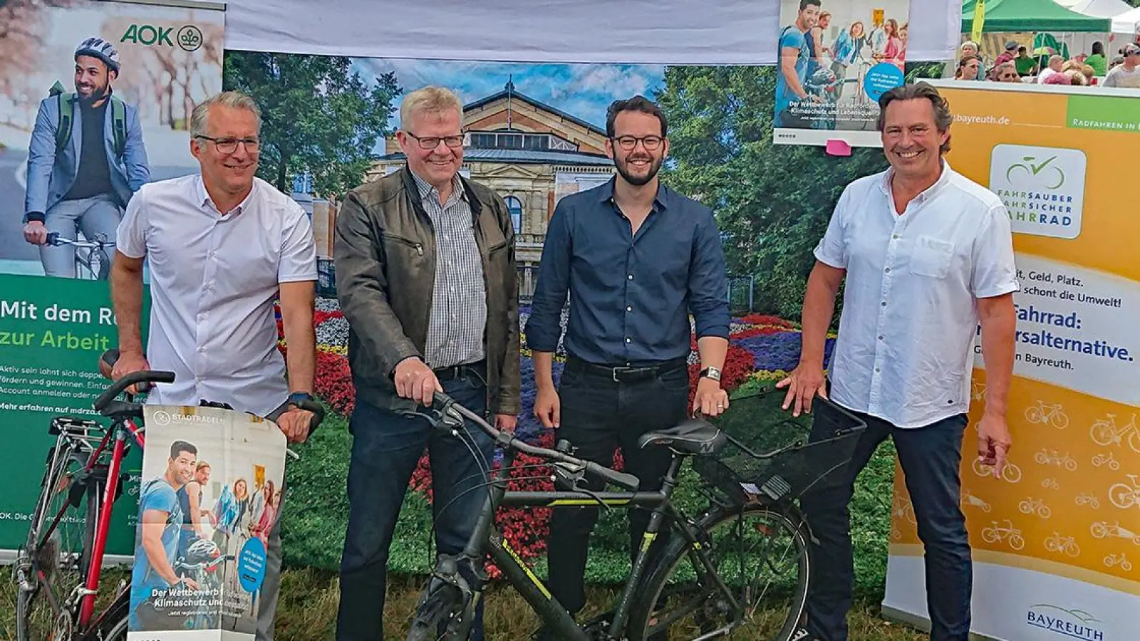 Sie werben für das Radfahren (von links): Dr. Manuel Becker (Geschäftsführer BMTG), Oberbürgermeister Thomas Ebersberger, Zweiter Bürgermeister Andreas Zippel und Klaus Knorr (Direktor AOK Bayreuth-Kulmbach). (Foto: red)