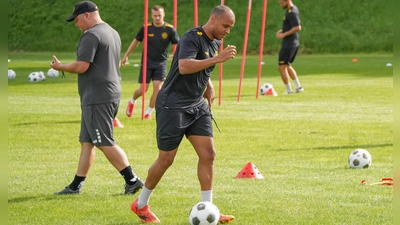 Jann George (am Ball, auf unserem Bild beim Trainingsauftakt der Altstadt), sah beim Testspiel gegen Jahn Regensburg die Gelb-Rote Karte. (Foto: Archiv/sd)