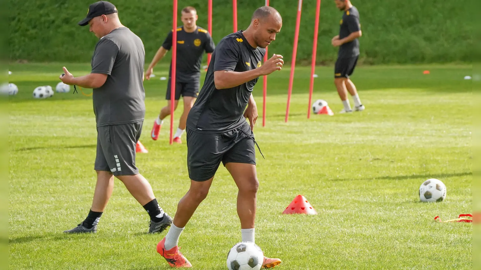 Jann George (am Ball, auf unserem Bild beim Trainingsauftakt der Altstadt), sah beim Testspiel gegen Jahn Regensburg die Gelb-Rote Karte. (Foto: Archiv/sd)