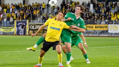 Patrick Scheder (am Ball, hier bei einem Zweikampf im Pokalspiel gegen den TSV Ansbach) will auch in der kommenden Saison möglichst viele Tore für die SpVgg Bayreuth erzielen. (Foto: Archiv/Dirk Ellmer)