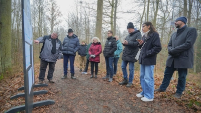 Stadtgartenamtsleiter Robert Pfeifer (links) erläuterte den Medien sowie OB <br>Thomas Ebersberger (2. von links) und Baureferentin Urte Kelm (5. von links) die <br>Pläne zur Renaturierung der Feuchtgebiete im Studentenwald. Mit dabei auch der <br>Vorsitzende des Beirats für nachhaltige und klimagerechte Planung und <br>Stadtentwicklung Prof. Dr. Christoph Thomas (rechts). (Foto: Stadt Bayreuth)