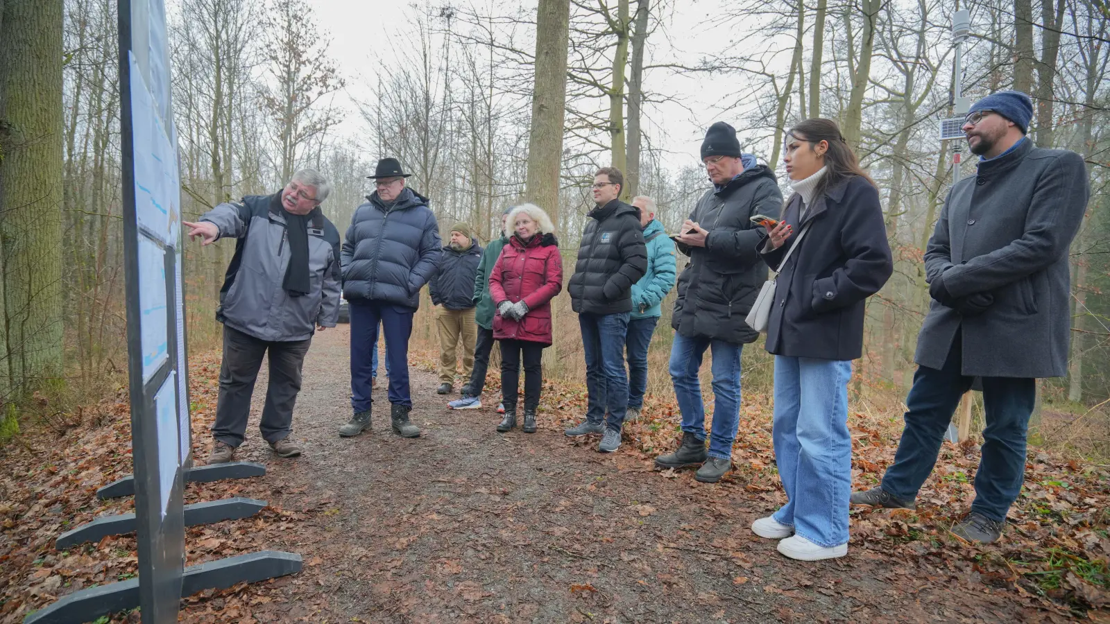 Stadtgartenamtsleiter Robert Pfeifer (links) erläuterte den Medien sowie OB <br>Thomas Ebersberger (2. von links) und Baureferentin Urte Kelm (5. von links) die <br>Pläne zur Renaturierung der Feuchtgebiete im Studentenwald. Mit dabei auch der <br>Vorsitzende des Beirats für nachhaltige und klimagerechte Planung und <br>Stadtentwicklung Prof. Dr. Christoph Thomas (rechts). (Foto: Stadt Bayreuth)