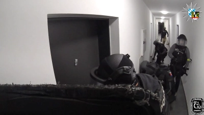 Beim Eindringen in ein Apartment im slowakischen Poprad trafen die Einsatzkräfte auf acht tatverdächtige Erwachsene und vier Kinder.  (Foto: Polizei )