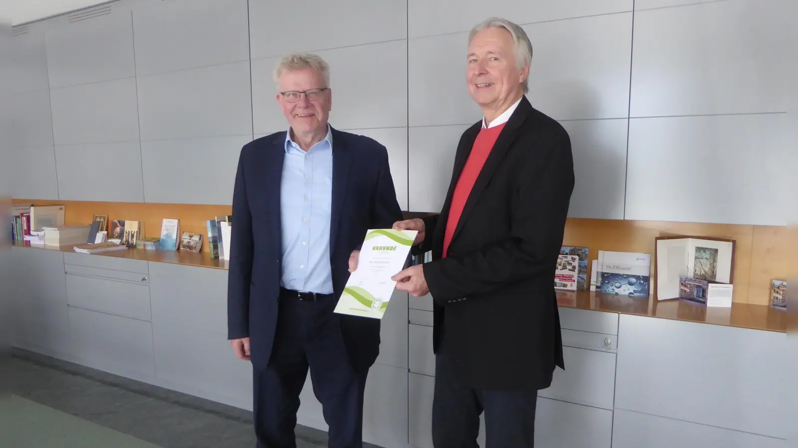 Vorsitzende Gregor Hartmann (re.) und Oberbürgermeister Thomas Ebersberger (Foto: Fichtelgebirgsverein)