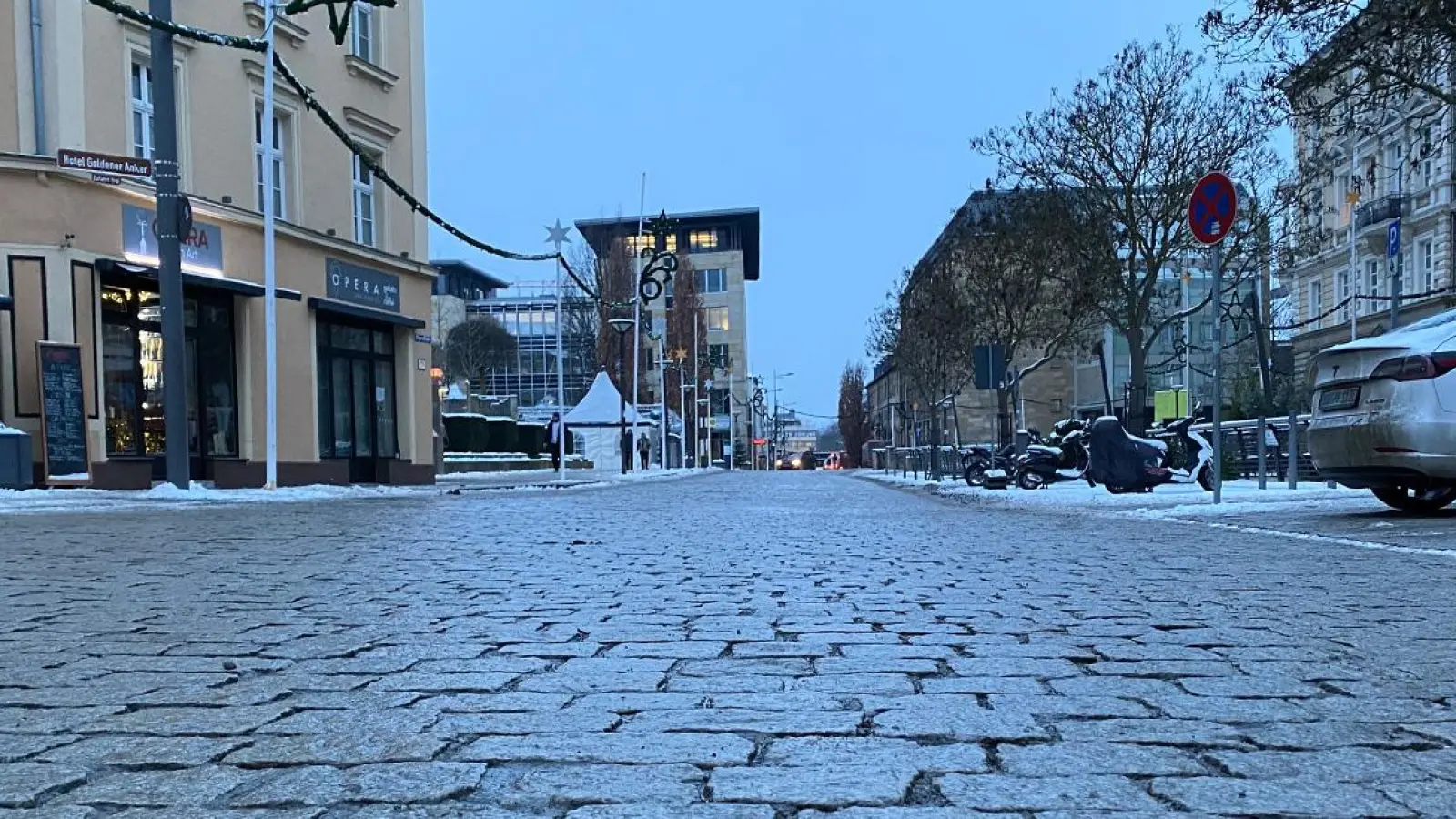 Glätte in der Opernstraße in Bayreuth: Auch am Mittwoch und Donnerstag nicht auszuschließen. (Archivbild: Lenkeit)