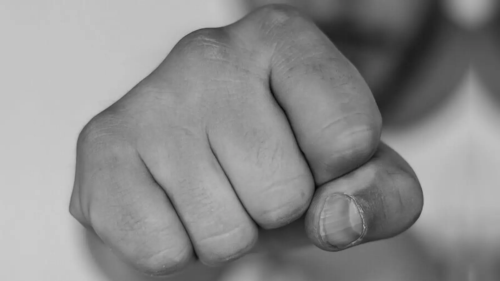 Betrunkener verpasst Polizeibeamtin einen Faustschlag (Foto: Symbolbild)