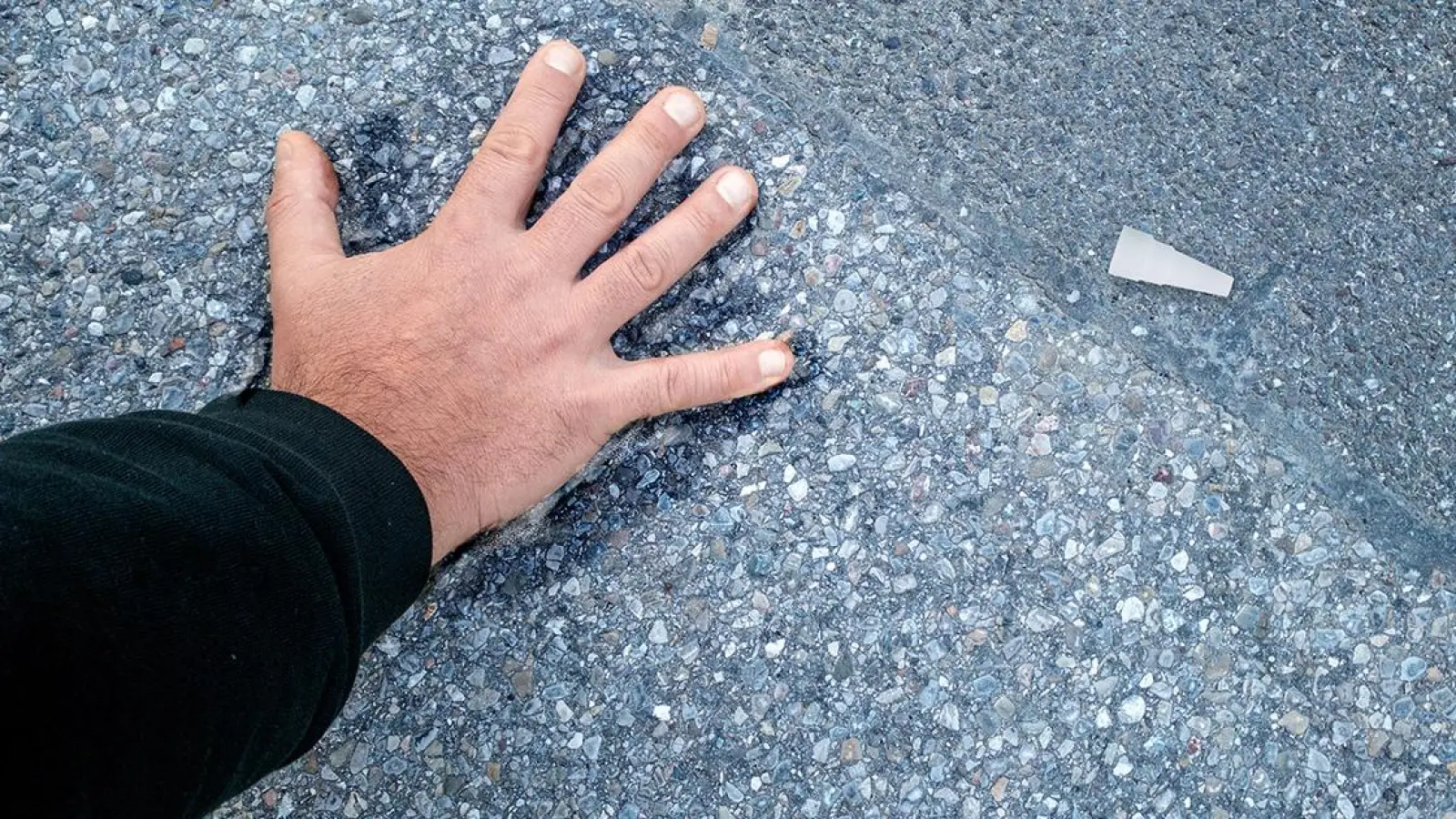 Aktivisten der letzten Generation planen, sich am Donnerstag (23. Februar 2023) auf eine Straße zu kleben. (Foto: Adobe Stock)