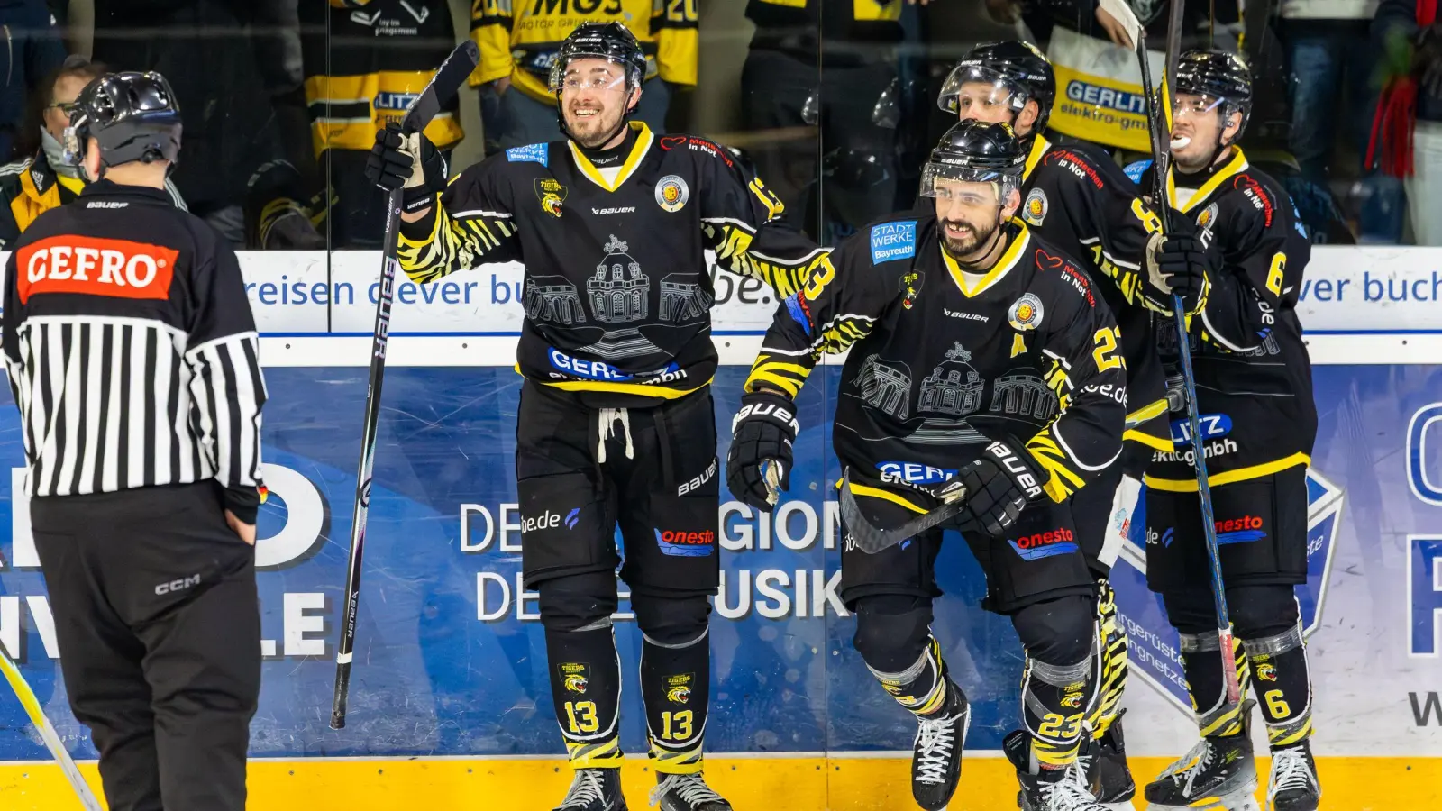 Die onesto Tigers durften in Peiting vier Treffer von Kontingentstürmer Aidan Brown (dritter von rechts) und zwei Punkte bejubeln. (Foto: Archiv/Dirk Ellmer)