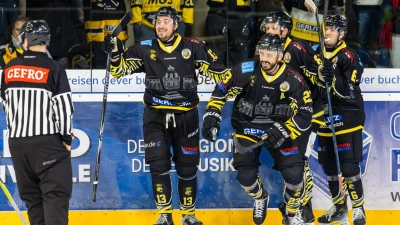 Die onesto Tigers durften in Peiting vier Treffer von Kontingentstürmer Aidan Brown (dritter von rechts) und zwei Punkte bejubeln. (Foto: Archiv/Dirk Ellmer)