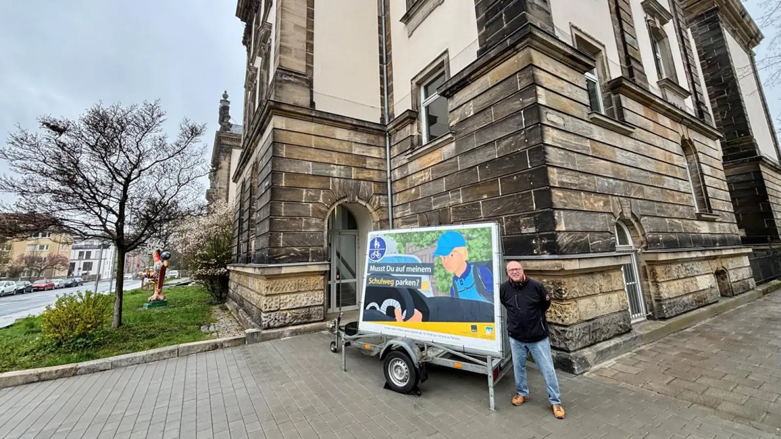 Im Rahmen einer Präventionsmaßnahme macht an der Luitpoldschule eine Plakataktion auf die dort geltende Tempo-30-Geschwindigkeitsbegrenzung aufmerksam. (Foto: Stadt Bayreuth )