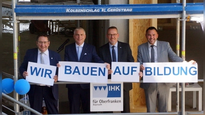 Bauen auf Bildung: Staatssekretär Tobias Gotthardt Sowie von der IHK für Oberfranken Bayreuth, Präsident Dr. Michael Waasner, Hauptgeschäftsführer Wolfram Brehm und Geschäftsführer der IHK-Weiterbildung Robert Göpel. (Foto: IHK für Oberfranken Bayreuth)
