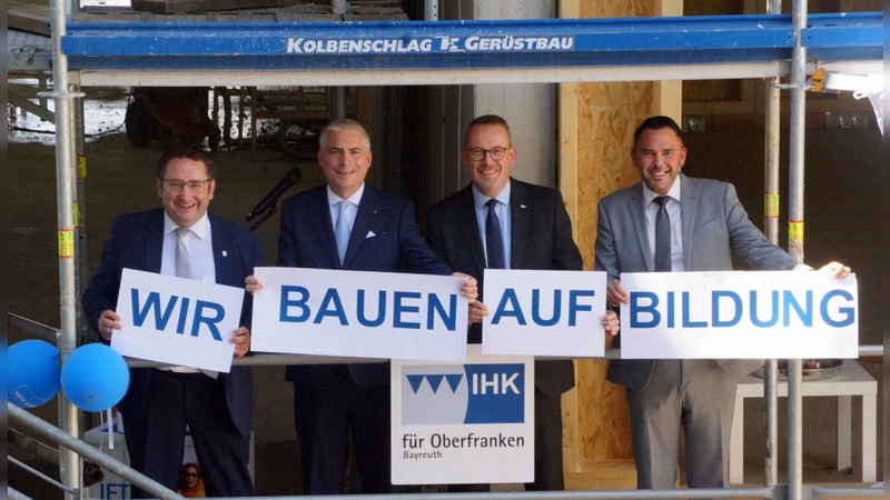Bauen auf Bildung: Staatssekretär Tobias Gotthardt Sowie von der IHK für Oberfranken Bayreuth, Präsident Dr. Michael Waasner, Hauptgeschäftsführer Wolfram Brehm und Geschäftsführer der IHK-Weiterbildung Robert Göpel. (Foto: IHK für Oberfranken Bayreuth)