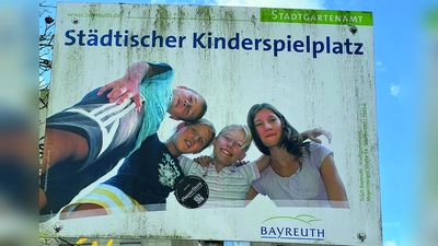 Hinweisschild auf städtische Spielanlagen - Sinnbild für den Sanierungsbedarf (Foto: Redaktion [gmu] (g.munzert@inbayreuth.de, gmu))