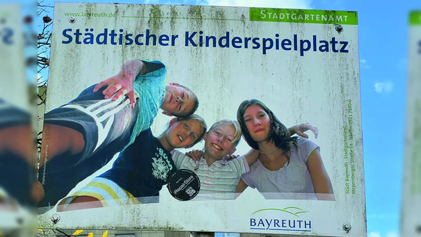 Hinweisschild auf städtische Spielanlagen - Sinnbild für den Sanierungsbedarf (Foto: Redaktion [gmu] (g.munzert@inbayreuth.de, gmu))