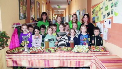 Die Schüler der Grundschule St. Georgen mit den Mitarbeiterinnen der AOK / Foto: Stefan Dörfler (Foto: inBayreuth.de)