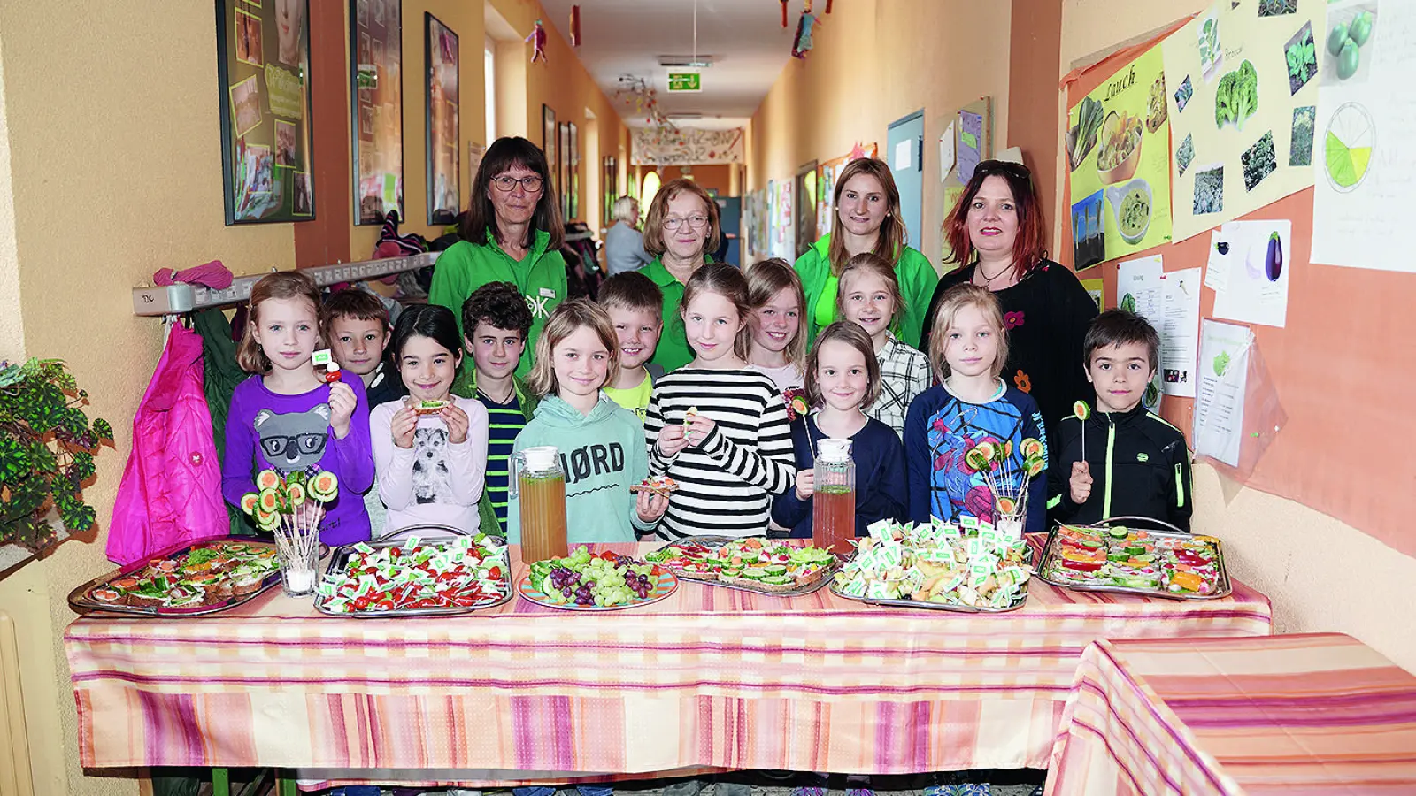 Die Schüler der Grundschule St. Georgen mit den Mitarbeiterinnen der AOK / Foto: Stefan Dörfler (Foto: inBayreuth.de)