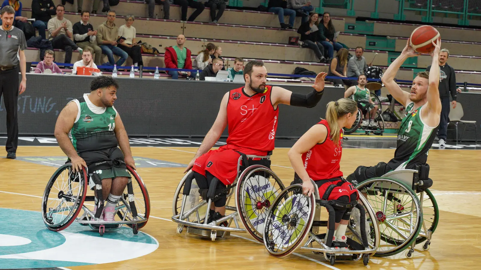 Sebastian Gillsch (Mitte, Trikotnummer 0) beim Spiel in der vergangenen RBBL-Saison gegen die Iguanas München. (Foto: Archiv/sd)