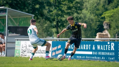 Stürmer-Neuzugang Niklas Doll (rechts) war Torschütze der 1:0-Führung für die Altstadt im Vorbereitungsspiel bei der DJK Ammerthal. (Foto: SpVgg Bayreuth/Simon Helfensdörfer)