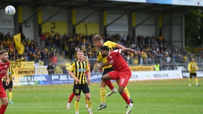 Eine große Chance von Rückkehrer Christoph Fenninger: Sein Kopfball strich knapp über das Quergebälk. (Foto: Andi Bär)