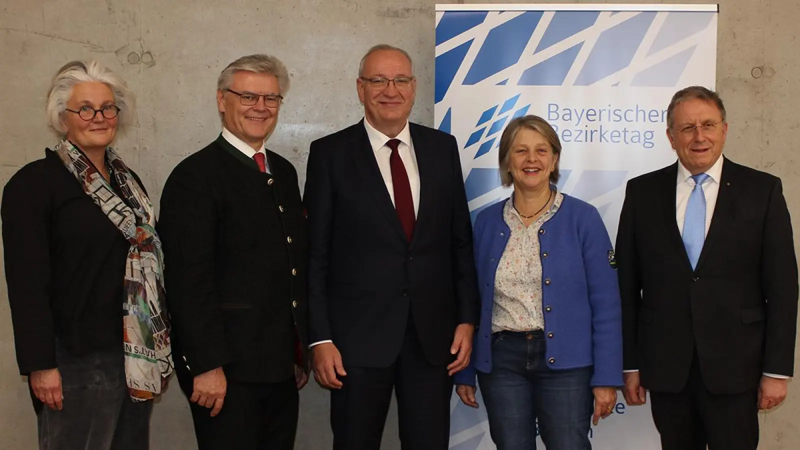 Das neu gewählte Präsidium des Bayerischen Bezirkstags: (v.l.) Geschäftsführendes Präsidialmitglied Stefanie Krüger, Vizepräsident Rainer Schneider, Präsident Franz Löffler, Vizepräsidentin Barbara Holzmann sowie Vizepräsident und Bezirkstagspräsident von Oberfranken Henry Schramm. (Foto: Bezirk Oberfranken/Katharina Hering)