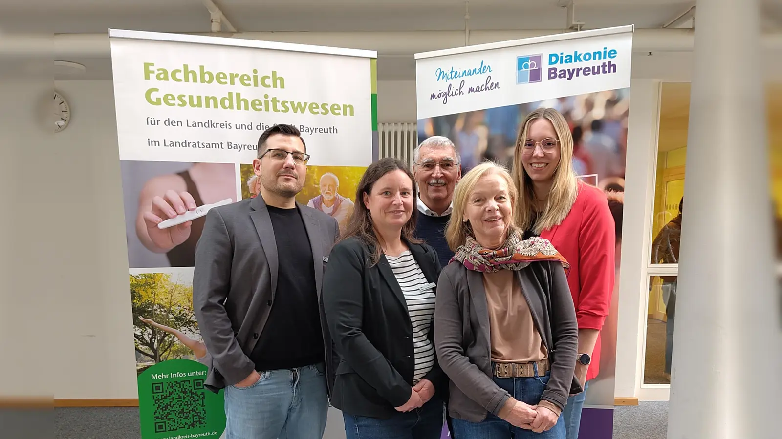 Organisatoren und Referenten: von links nach rechts: Thomas Helminger, Fachbereich Gesundheitswesen, Frau Dr. Hannelore Held, Fachbereichsleiterin Gesundheitswesen, Herr Dr. Fritz Seiler, ehemaliger HIV-Schwerpunktarzt, Frau Martina Höll, Leitung der Aidsberatung Oberfranken, Frau Rebecca Sausner, staatlich anerkannte Beratungsstelle für Schwangerschaftsfragen am Landratsamt Bayreuth. (Foto: Landratsamt Bayreuth)