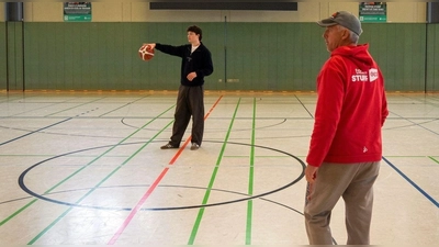Noah Wabersich (rechts) hilft Dr. Uwe Scholz auch in der sportpraktischen Ausbildung als Tutor (Foto: Jennifer Opel)