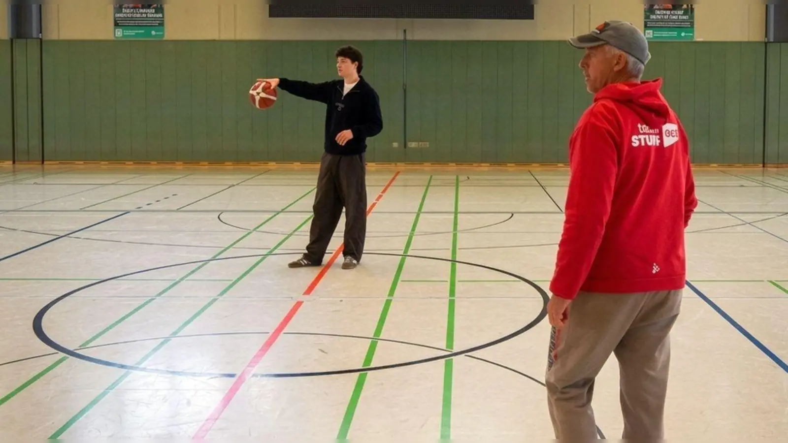 Noah Wabersich (rechts) hilft Dr. Uwe Scholz auch in der sportpraktischen Ausbildung als Tutor (Foto: Jennifer Opel)