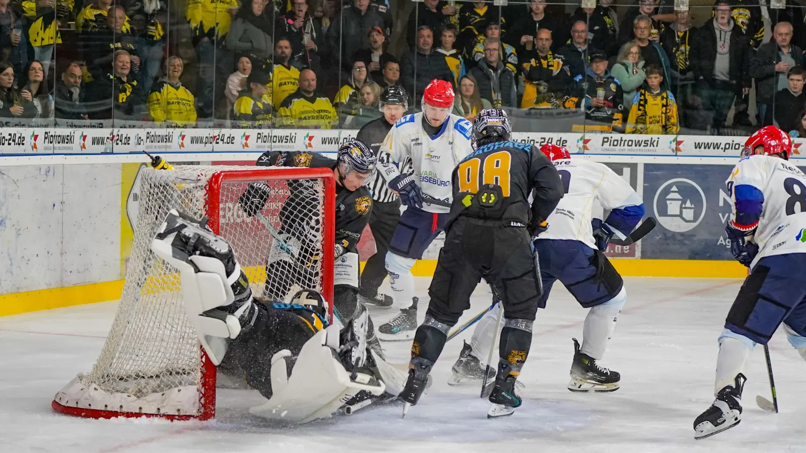 Landesligist EHC Bayreuth hielt sich gegen das Bayernliga-Spitzenteam Schweinfurt Mighty Dogs lange Zeit sehr ordentlich. (Foto: sd)